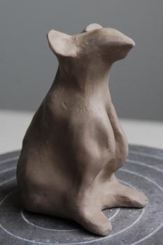 Sculpture de Julie Delfour, rat en argile